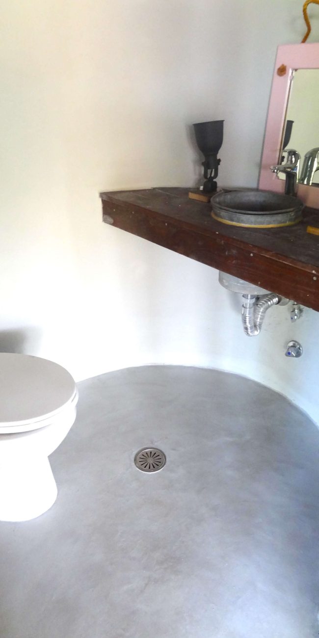 Round small WC unti